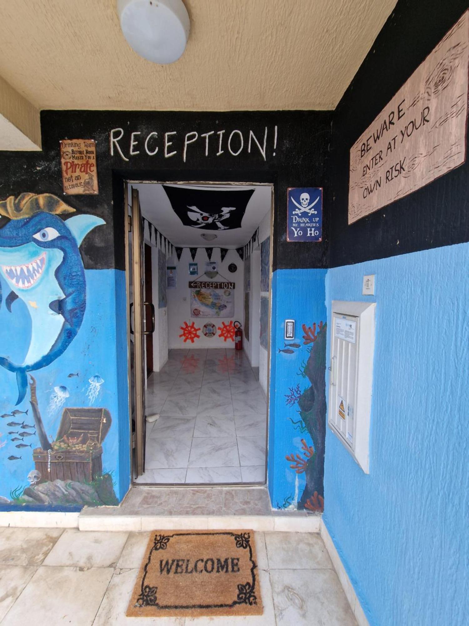 Albergue Pirate Backpackers Ulcinj Exterior foto